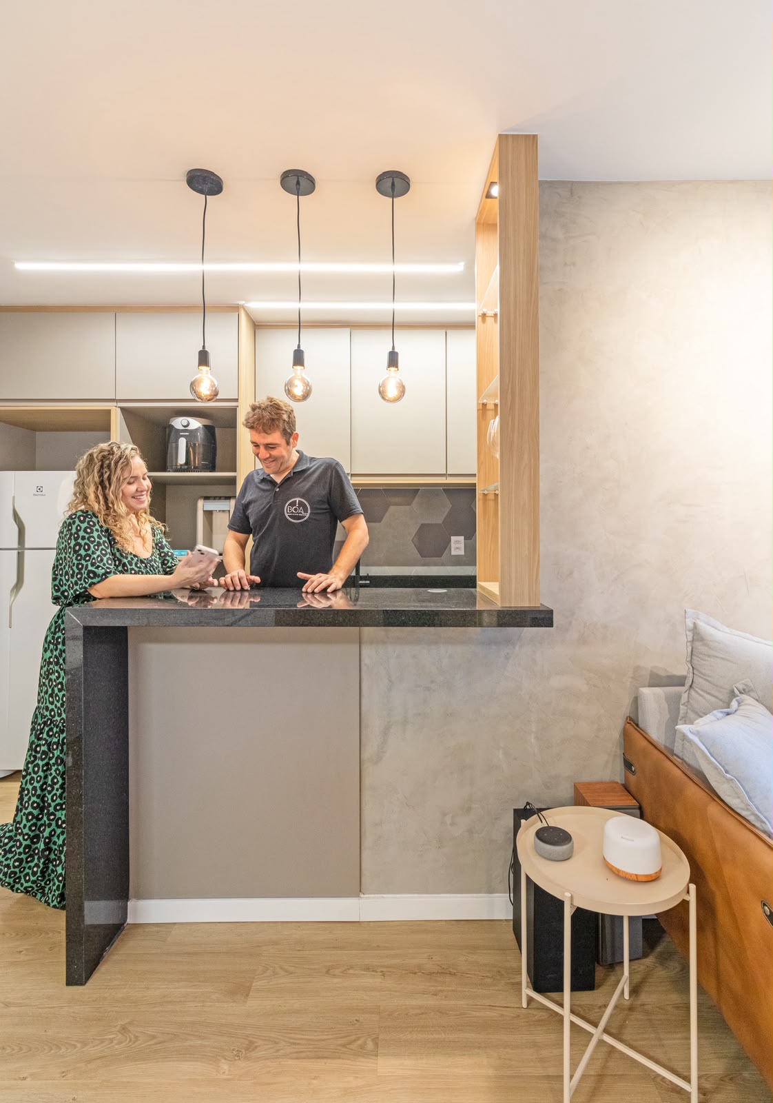 Sócios da BOA no balcão da cozinha de um apartamento reformado